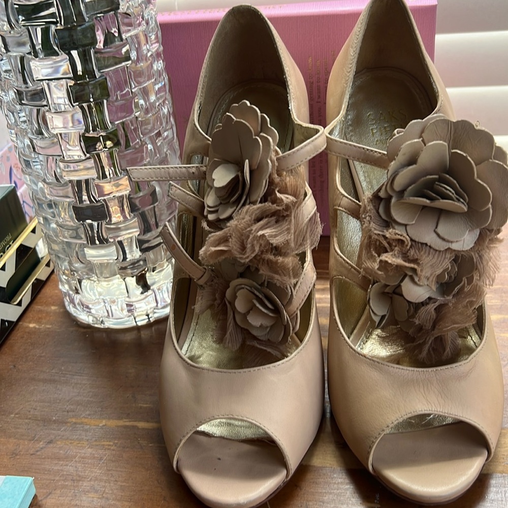 Unique neutral open toe heels. Fun and comfortable to wear.